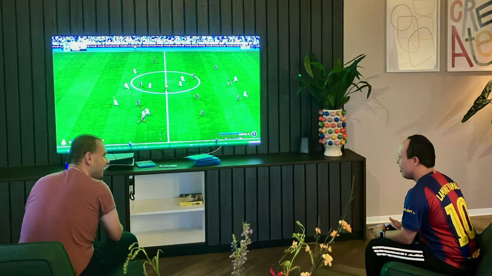 Bewoners van het Homerushuis spelen samen een voetbalspel op de Play Station 5