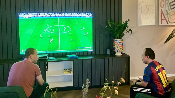 Bewoners van het Homerushuis spelen samen een voetbalspel op de Play Station 5