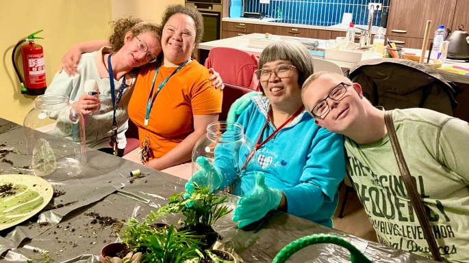 Bewoners van het Homerushuis maken ecosystemen van planten in glazen potten.
